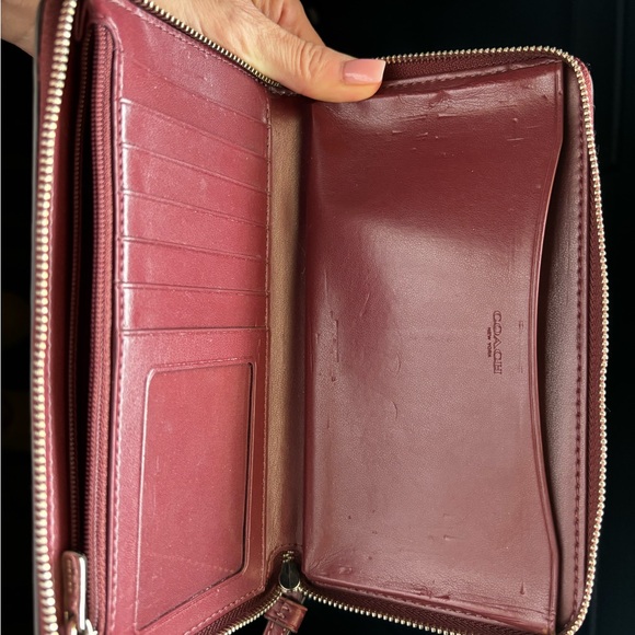 Coach Corner Zip Wristlet/Long Wallet in glitter signature leather, color wine. - Picture 6 of 6